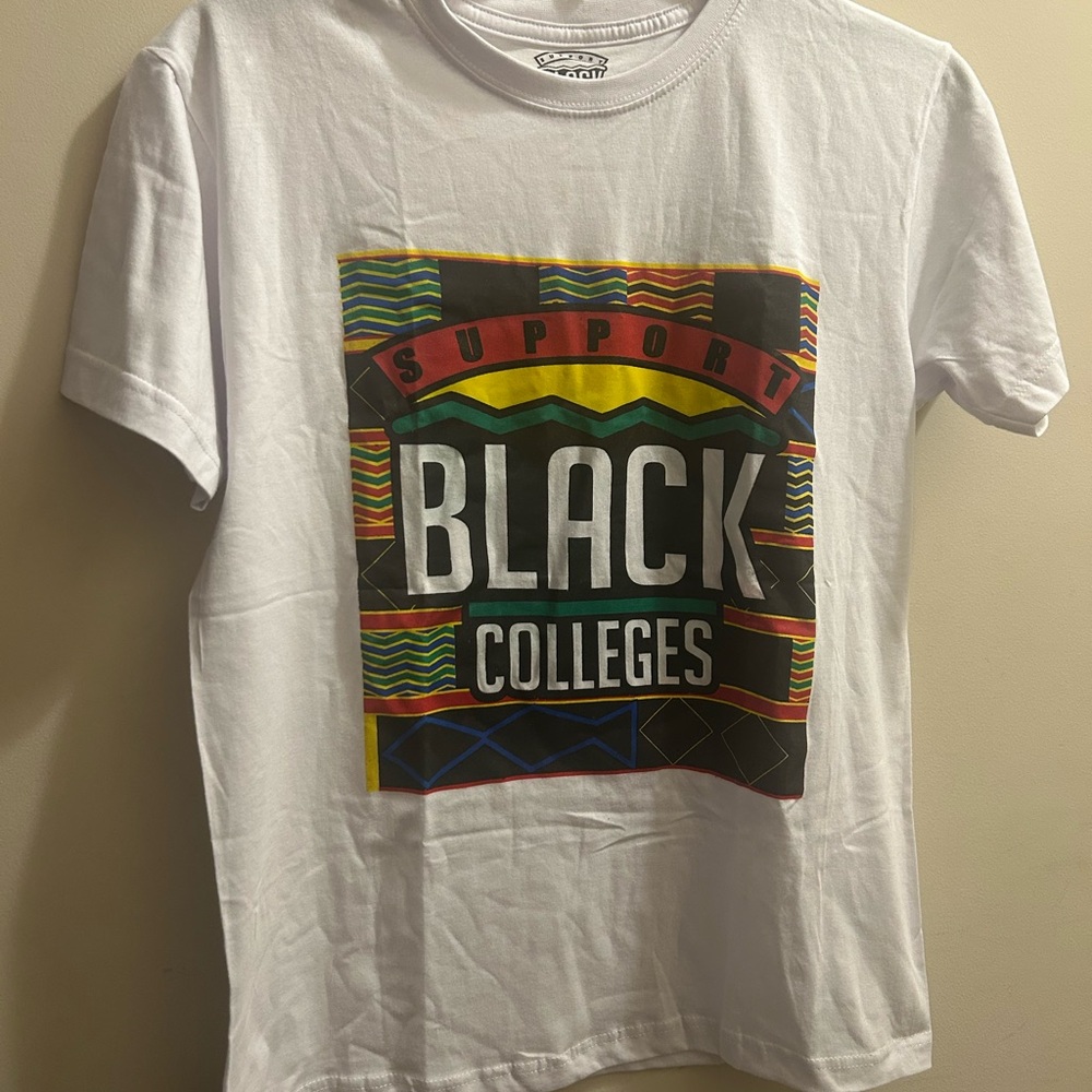 Men’s Black Colleges White Graphic T-Shirt- size Small